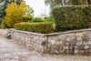 Naturstein-Mauer und Hecken - Fantastischer Ausblick! Bungalow mit Keller, Garage, Terrasse und großem Grundstück im OT Neuenhagen